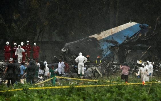 Practican autopsias cuerpos piloto y copiloto avión estrellado en Cuba; Vídeo del momento preciso