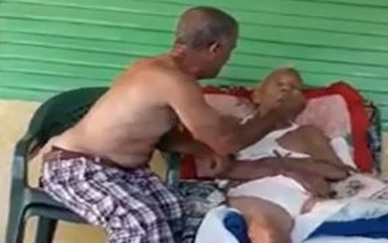 Murió Eugenio Mena de 98 años quien aparece en vídeo golpeado por «hijo»; Vídeo