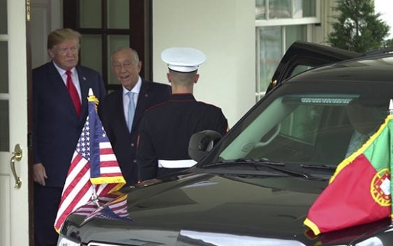 Presidente Portugal da dosis de su propia medicina a Donald Trump, casi le saca el brazo; Vídeo