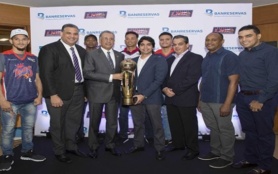 Lizardo Mézquita recibe Copa BanReservas de los campeones de la LNB