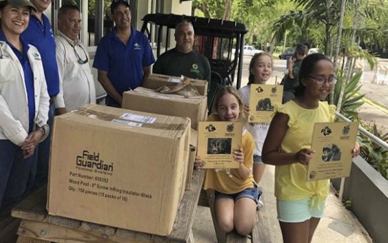 Niñas de quinto grado se unen para reabrir el zoológico de Mayagüez afectado por María