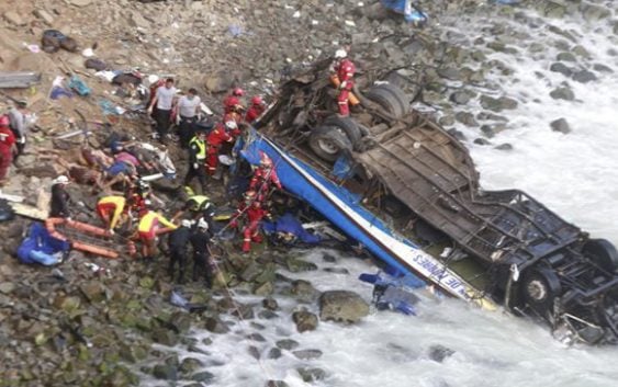Aumentan a 23 los muertos por autobús se precipitó al abismo en Perú