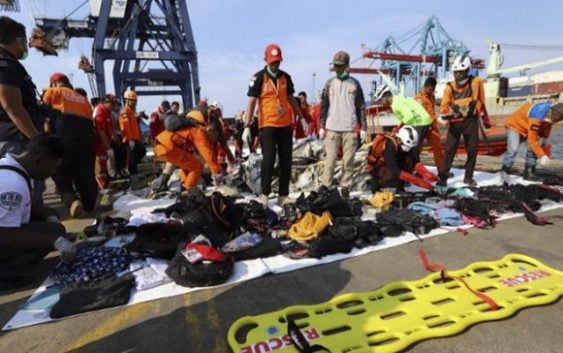 Indonesia: No hay sobrevivientes de accidente aéreo, 189 muertos; Rescatan más cadáveres