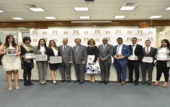 Banco Central entregó premios a ganadores del 32° Concurso Anual de Economía