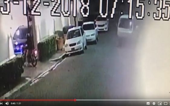 Banda a bordo de una motocicleta y un carro asalta familia al llegar a su residencia; Vídeo