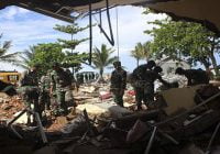 Suman 429 muertos por tsunami que sorprendió a cientos en un concierto en Indonesia; Vídeos
