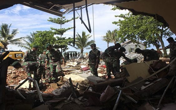 Suman 429 muertos por tsunami que sorprendió a cientos en un concierto en Indonesia; Vídeos