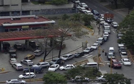 Venezolanos sufren que la narcodictadura los haga amanecer en colas por combustibles
