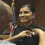 Joven policía asesinada por atacante en California había recibido insignia de su padre en agosto tras juramentarse