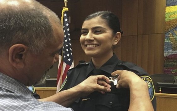 Joven policía asesinada por atacante en California había recibido insignia de su padre en agosto tras juramentarse
