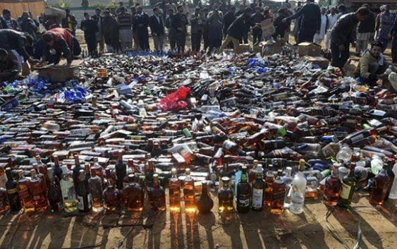 Se elevan a 104 los muertos por ingerir alcohol adulterado; Más de 300 apresados