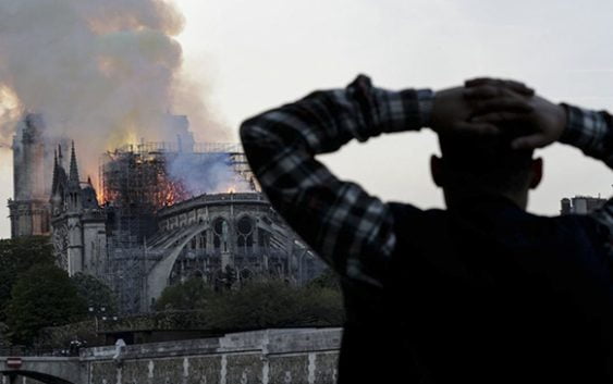 Franceses bajo shock por incendio afectó la catedral de Notre Dame; Vídeo