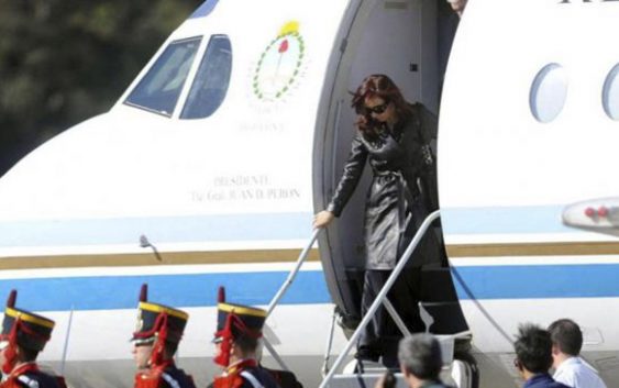 Usar avión presidencial para llevarles periódicos, raya en los abusos de Cristina Fernández de Kirchner; Vídeo