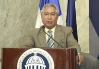 Ministro de Economía Isidoro Santana piensa no es correcto modificar la Constitución; Vídeo