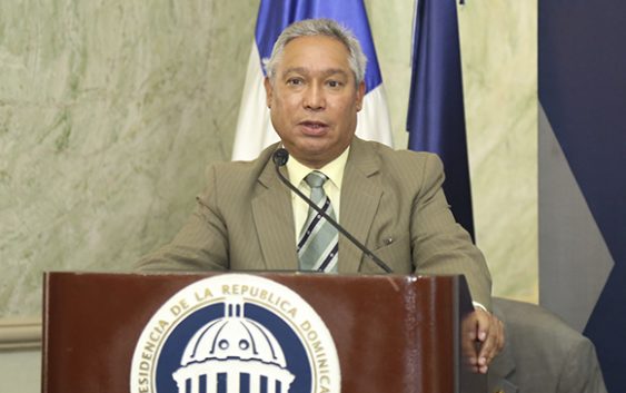 Ministro de Economía Isidoro Santana piensa no es correcto modificar la Constitución; Vídeo