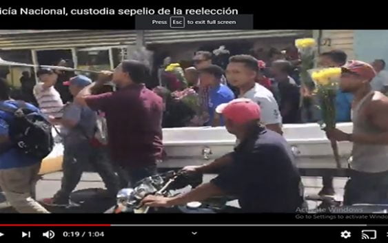 Ciudadanos realizan sepelio de la reelección custodiado por la Policía Nacional; Vídeo