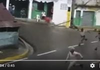 Preocupante; «Que mal andamos» Policías recibidos a tiros huyen en Peralta de Azua; Vídeo