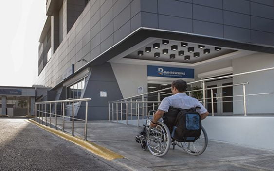 BanReservas crea condiciones óptimas para que discapacitados realicen sus transacciones