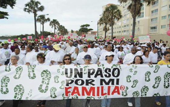 Por el rescate de los valores familiares y cristianos la Arquidiócesis de SD realiza caminata «Un paso por mi familia»