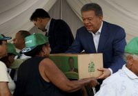 Presidente Fernández cenó con ciudadanos de Cristo Rey y entrega miles de cajas en su oficina política