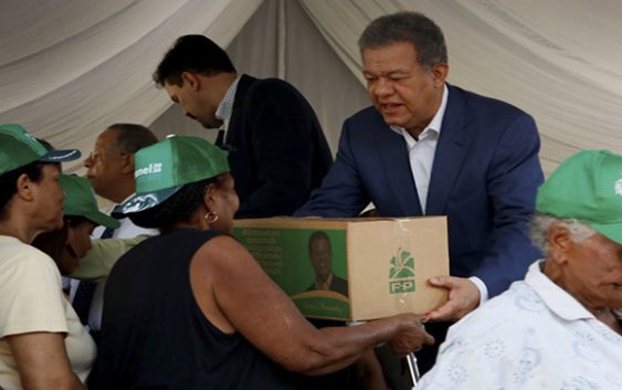 Presidente Fernández cenó con ciudadanos de Cristo Rey y entrega miles de cajas en su oficina política