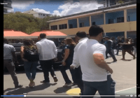 Vehículo de Margarita Cedeño es perseguido en centro de votación al ritmo de «Se va mamá»; Vídeo