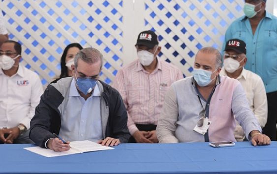 Abinader firma acuerdo con dirigentes de Nagua para construir Malecón y otras, ganadas las elecciones