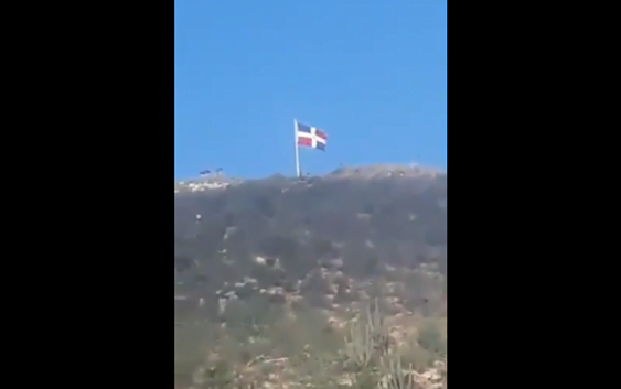 Delincuentes (supuestos policías haitianos) bajan bandera dominicana provocando tiroteo; Vídeo
