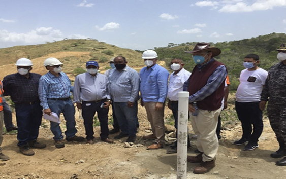Administrador de la Egehid visita la construcción de la presa de Guayubín
