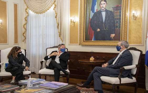 Presidente Luis Abinader recibe a Ricardo Montaner en el Palacio Nacional