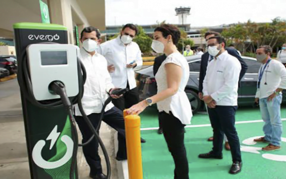 Instalan cinco estaciones de carga para vehículos eléctricos en Aeropuerto Las Américas