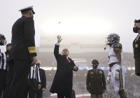 Soldados reciben a Trump con euforia en partido entre Navy y Army por no apostar a la guerra; Vídeo