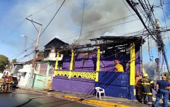 PLD recibe como regalo de Año Nuevo en Santiago el incendio de un local
