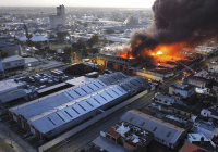 Incendio consume Colchonería La Reina en el Ensanche La Fe del Distrito Nacional; Vídeos