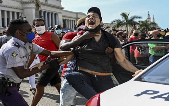 Protesta popular en Cuba; Primera vez en dictadura de los Castro; Esbirros apresan y torturan cientos; Vídeos