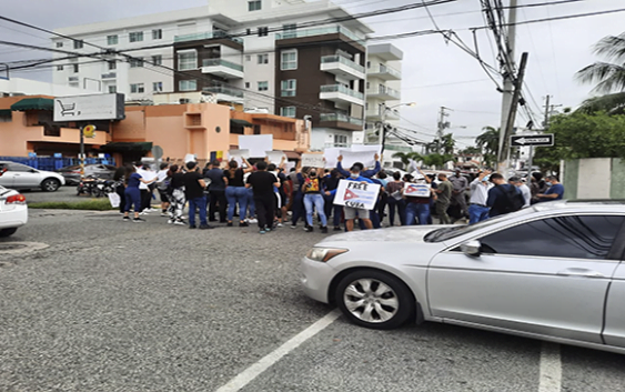 Cubanos residentes en la República Dominicana protestan frente a embajada de su país