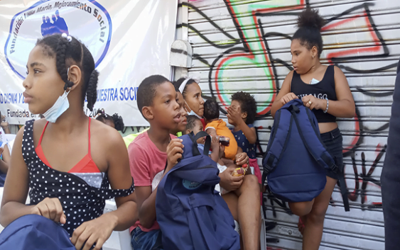 Niños de los barrios Villa María y Mejoramiento Social reciben mochilas y útiles escolares de Funvimameso