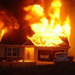 Mujer con problemas psicosexuales-pasionales enciende cama y se quema su casa y ocho de vecinos