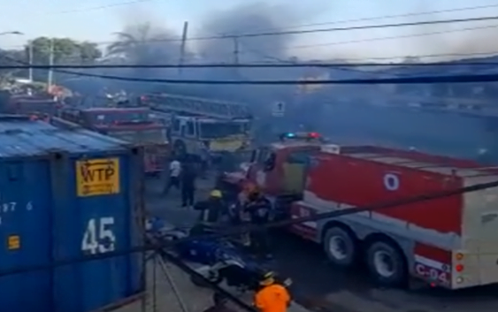 Incendio en almacén de Zona Franca de SPM tuvo que ser auxiliado por bomberos del DN, SDE y La Romana