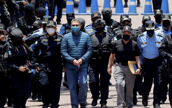 Honduras extradita expresidente Hernández hacia EE.UU.; Avión DEA lo busca y de inmediato es presentado en Corte Federal