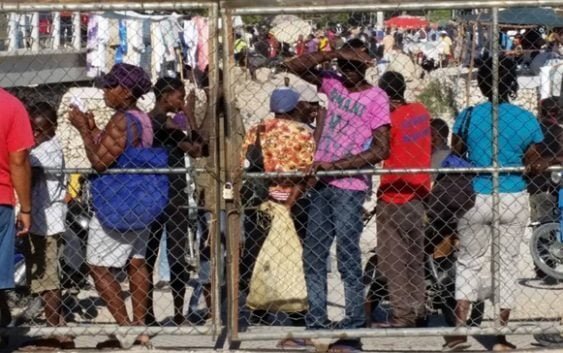 Haitianos bloquean puerta y queman de neumáticos en frontera con Pedernales