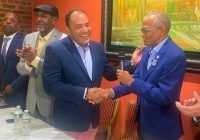 Senador Demócrata Robert Jackson entrega medalla al mérito por trayectoria a Salvador Holguín; Vídeo