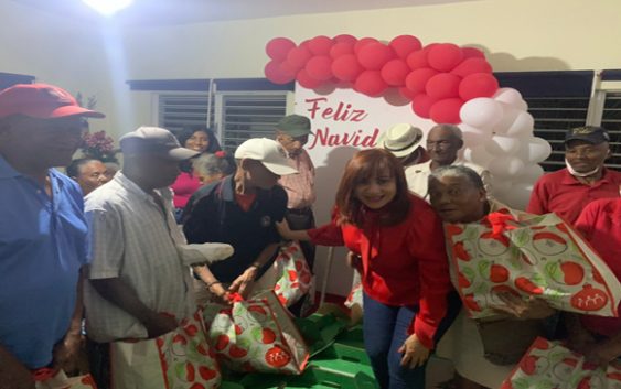 Fundación de Desarrollo Integral Avance Comunitario entrega canastas navideñas a envejecientes de El Seibo