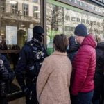 Rusia: Tras caída del rubro clientes bancarios impedidos retirar su dinero; Ciudadano enojado ante cajero; Vídeo