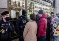 Rusia: Tras caída del rubro clientes bancarios impedidos retirar su dinero; Ciudadano enojado ante cajero; Vídeo