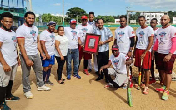Reconocen y dedican Primer Home Run Derby Dajabón al empresario Salvador Holguín; Vídeo