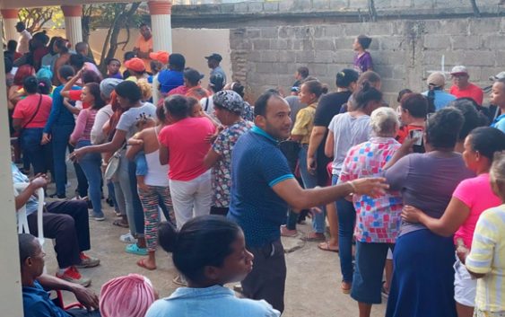 Salvador Holguín entrega bonos y raciones navideñas en su residencia de Dajabón; Vídeo