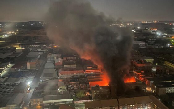 Tragedia: 73 muertos al incendiarse edificio esta madrugada en Johannesburgo, Sudáfrica