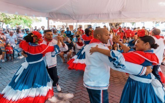Alcaldía del DN celebra el Día Nacional del Folclore a ritmo de música típica en la Zona Colonial