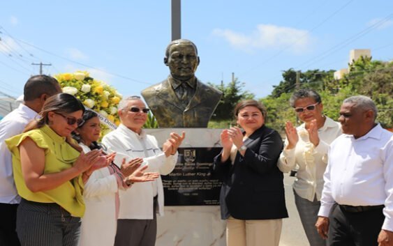 Ayuntamiento de Santo Domingo Este devela busto en honor a Martin Luther King